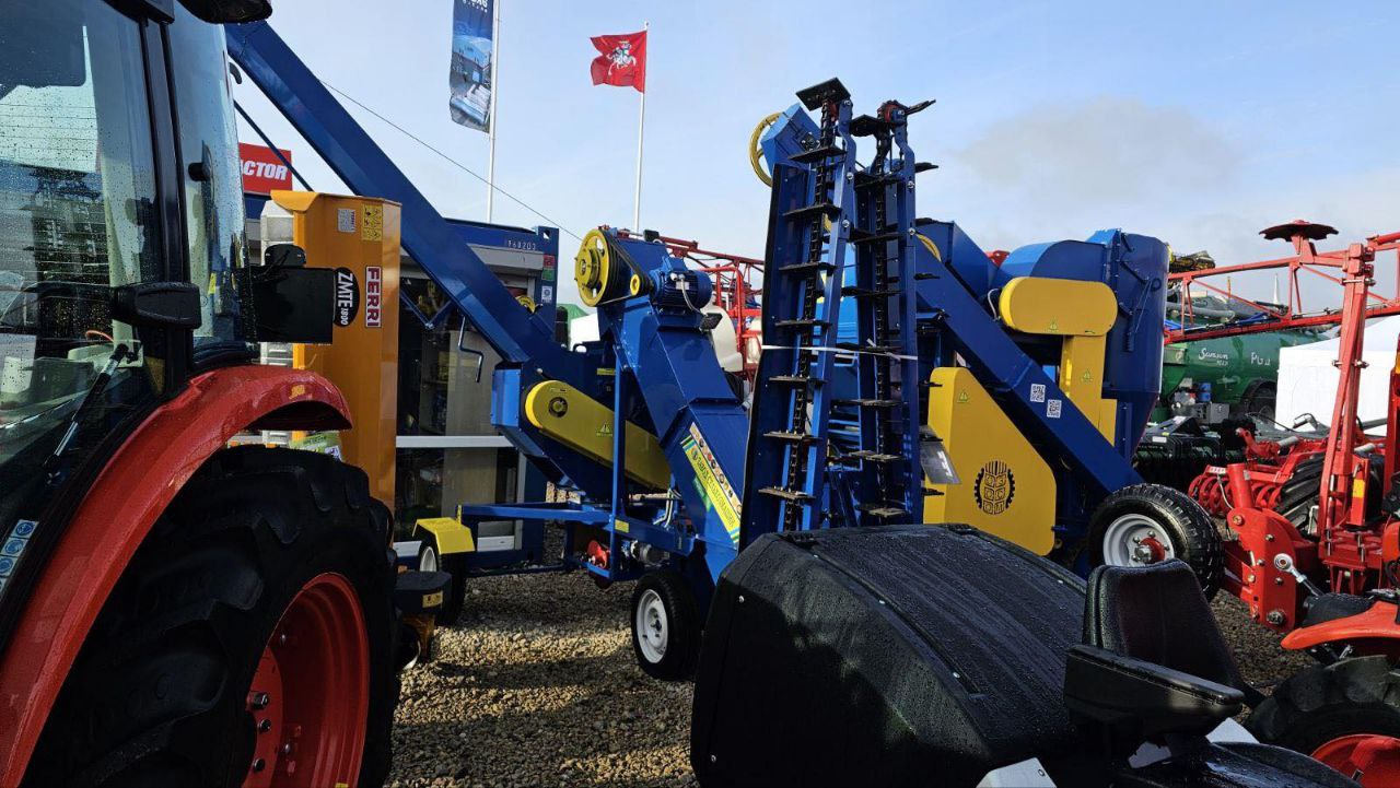 Limpador de grãos OBC-25C e lançador de grãos PZM-120 na exposição agrícola internacional "Ką pasėsi 2024", foto