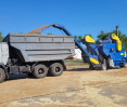 Reinigung und Verladung von Getreide in einen LKW mit einer Getreidereinigungsmaschine OBC-70M4L Reinigung und Verladung von Getreide in einen LKW mit einer Getreidereinigungsmaschine OBC-70M4L, Foto